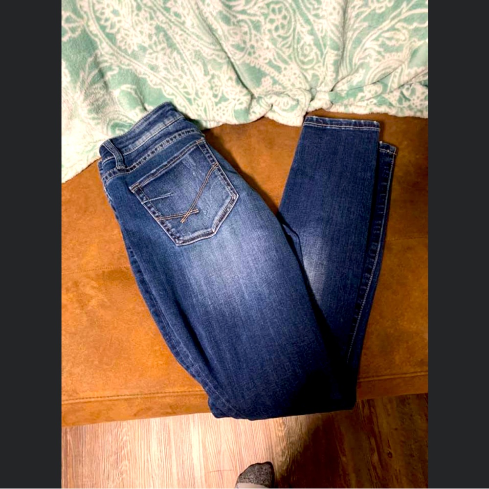 BKE size 26 skinny jeans no holes worn 2 times. They fit bigger